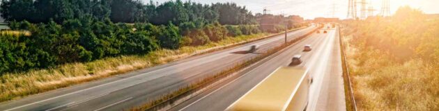 Poids lourds et voiture en mouvement sur un voie rapide