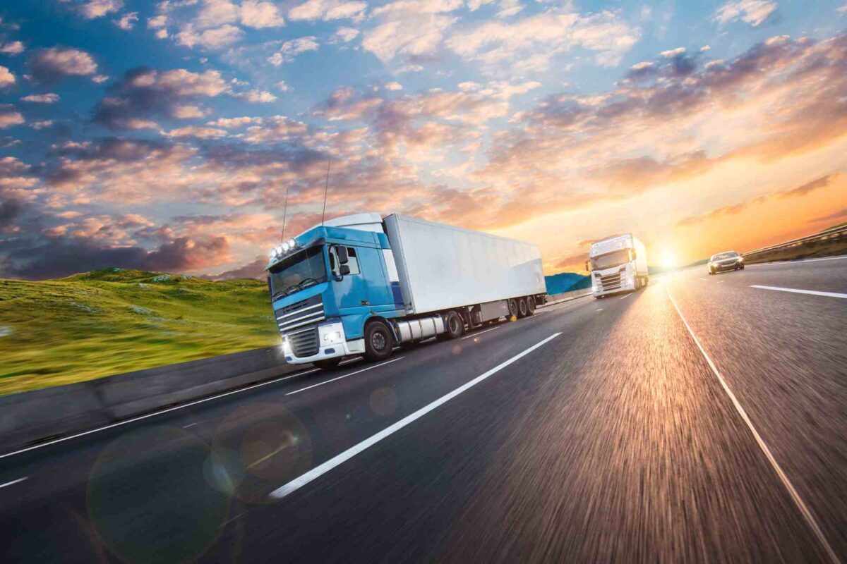 Poids lourds se dépassant sur une voie rapide 