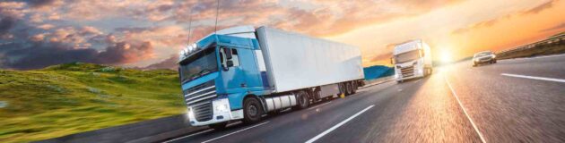 Poids lourds se dépassant sur une voie rapide