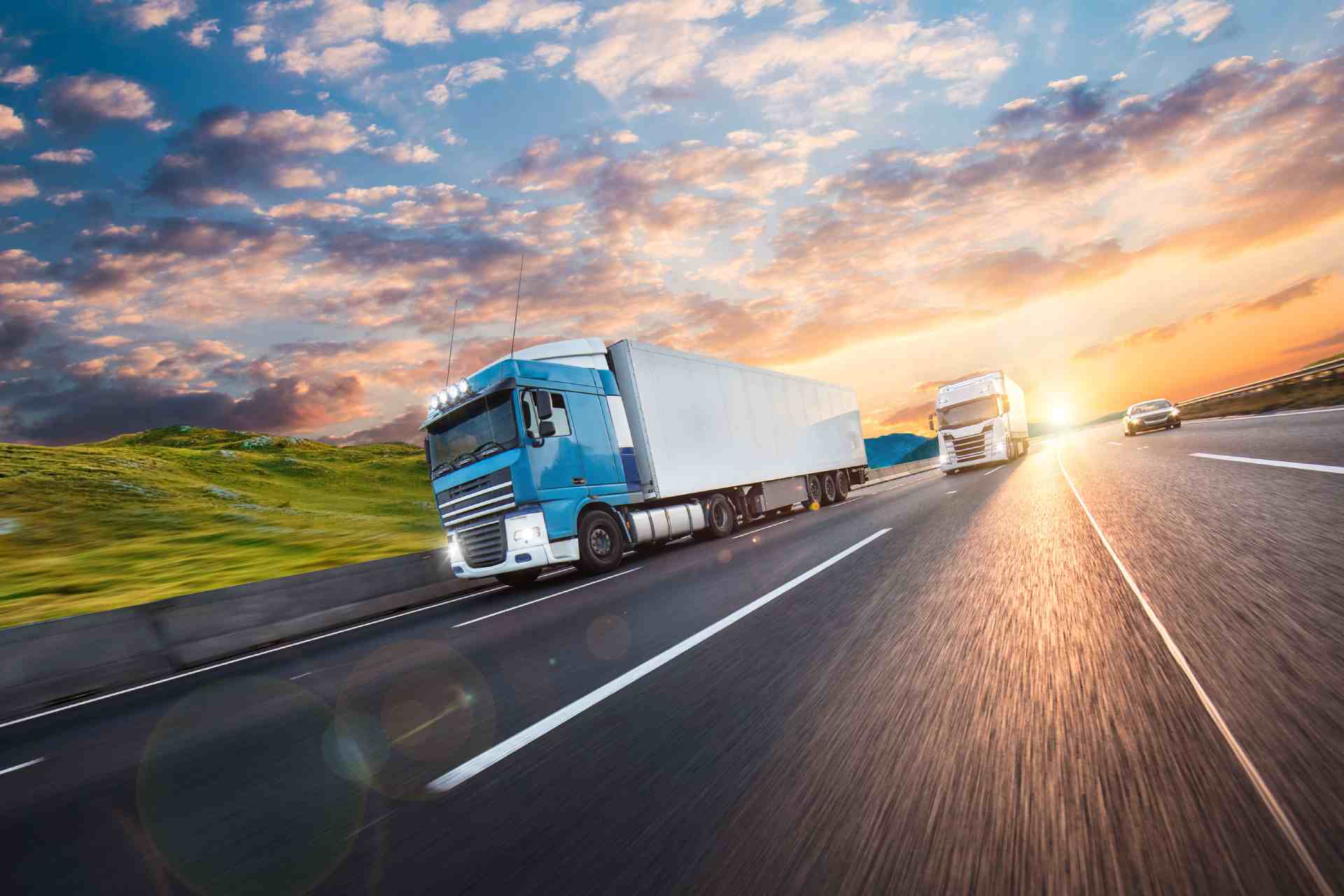 Poids lourds se dépassant sur une voie rapide