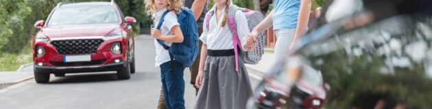 écoliers traversant un passage piéton