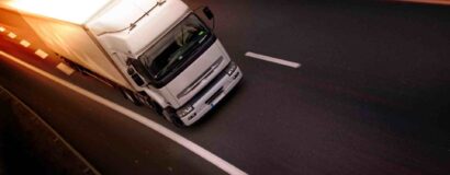 Camion sur une voie rapide