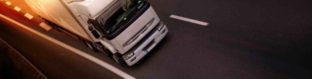 Camion sur une voie rapide