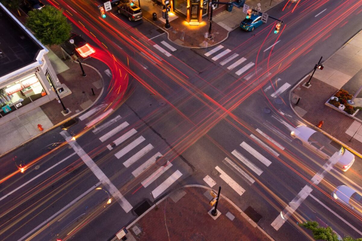 Urban crossroads with high traffic flow via red light zones 