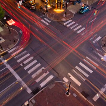 Urban crossroads with high traffic flow via red light zones