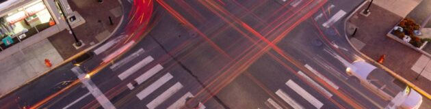 Urban crossroads with high traffic flow via red light zones