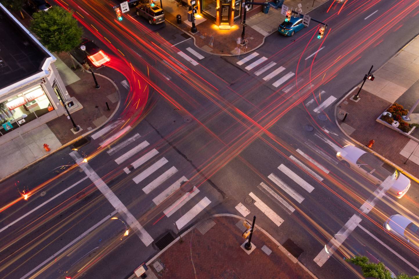 Urban crossroads with high traffic flow via red light zones