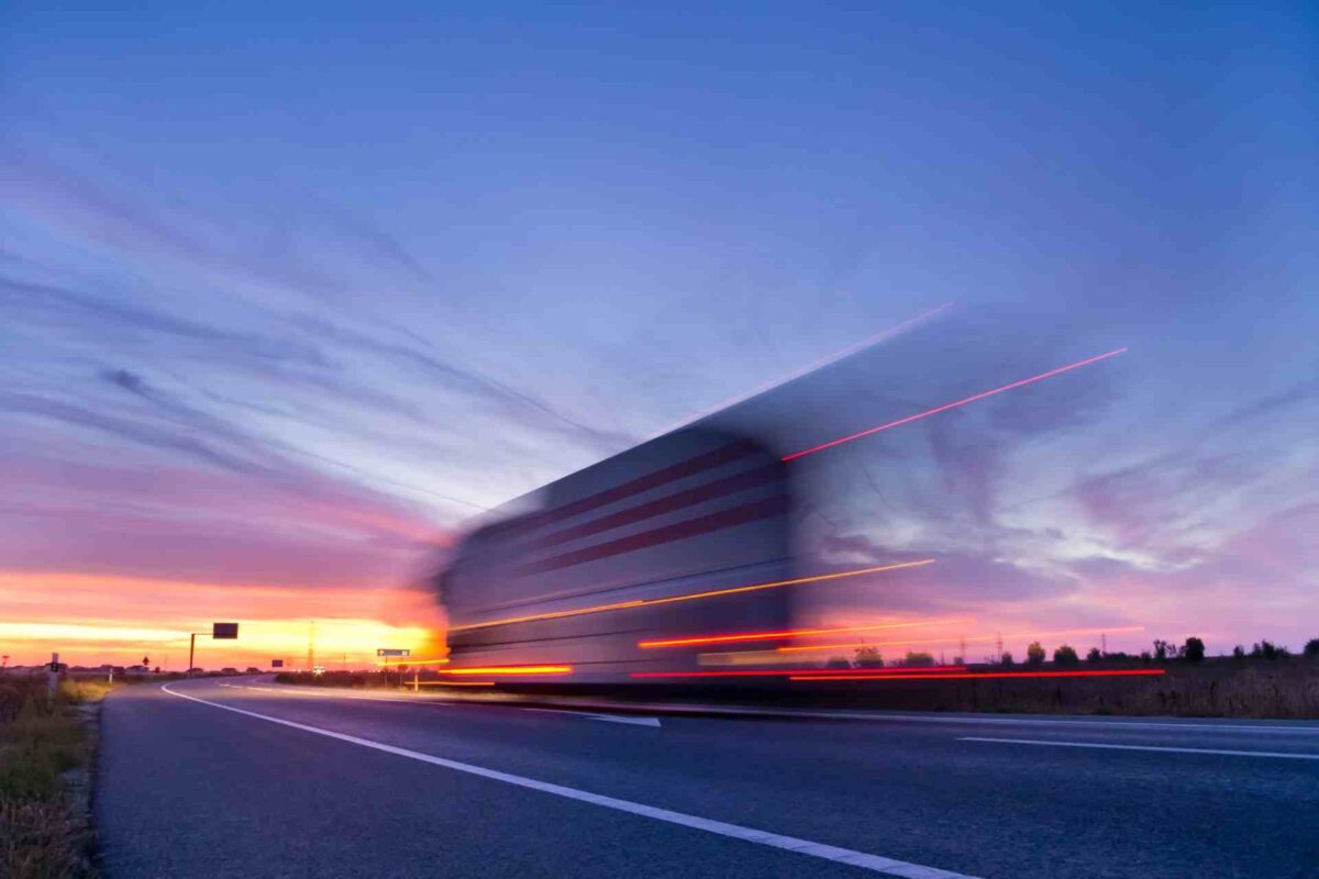 Poids lourd en mouvement sur une route départementale 