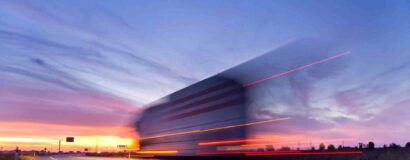 Poids lourd en mouvement sur une route départementale