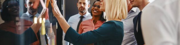 Réunion d'équipe autour d'un tableau