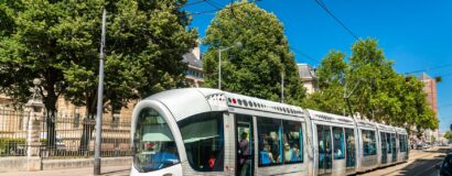 Tramway en circulation dans une ville