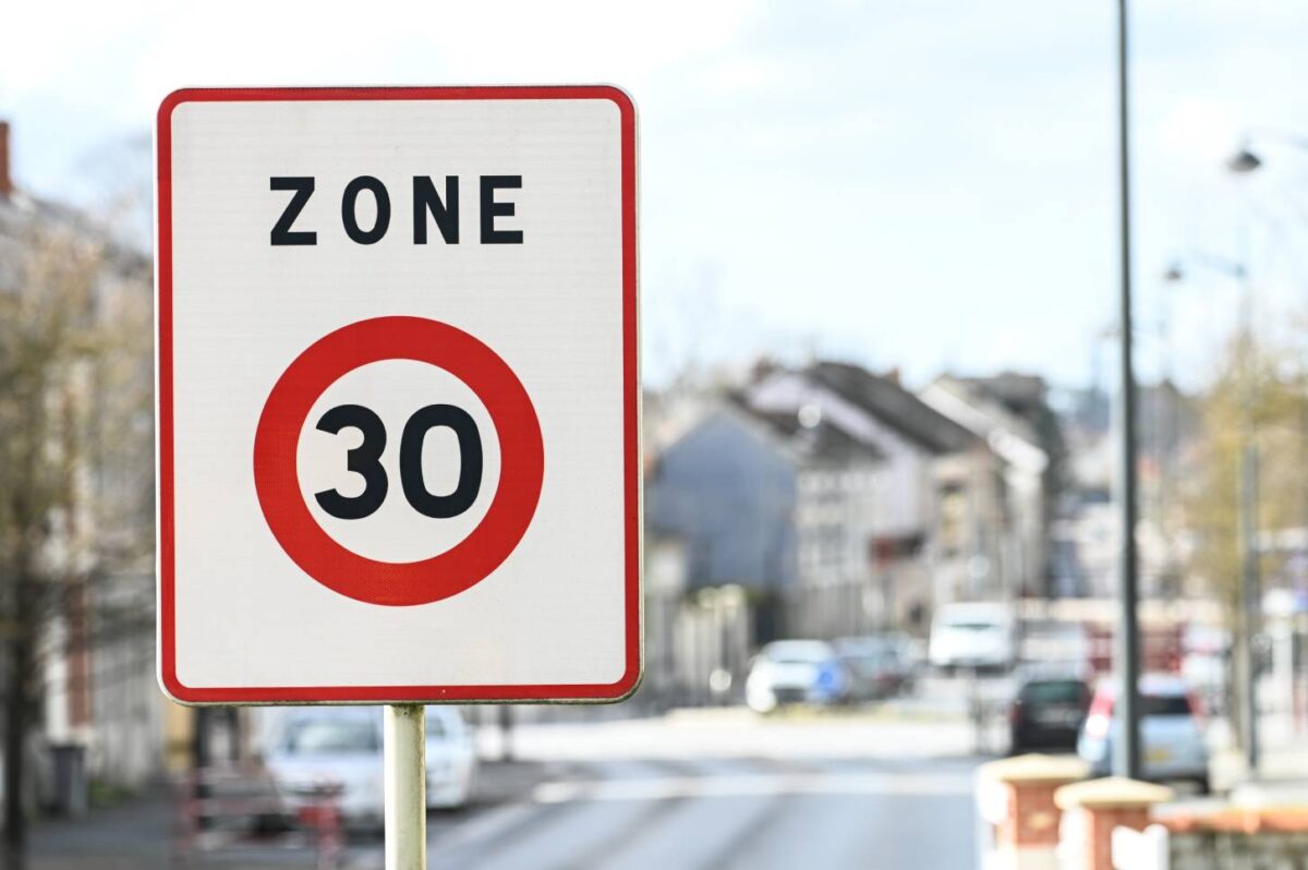 Panneau indiquant une zone limitée à 30 km/h