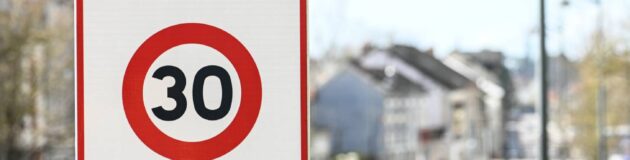 Panneau indiquant une zone limitée à 30 km/h