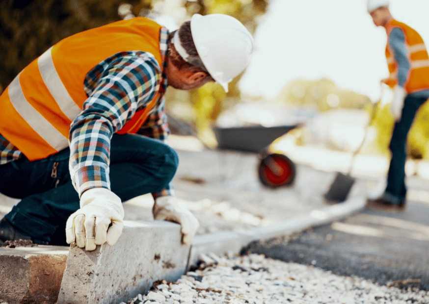 Deux personnes réalisant des travaux sur le bord de route