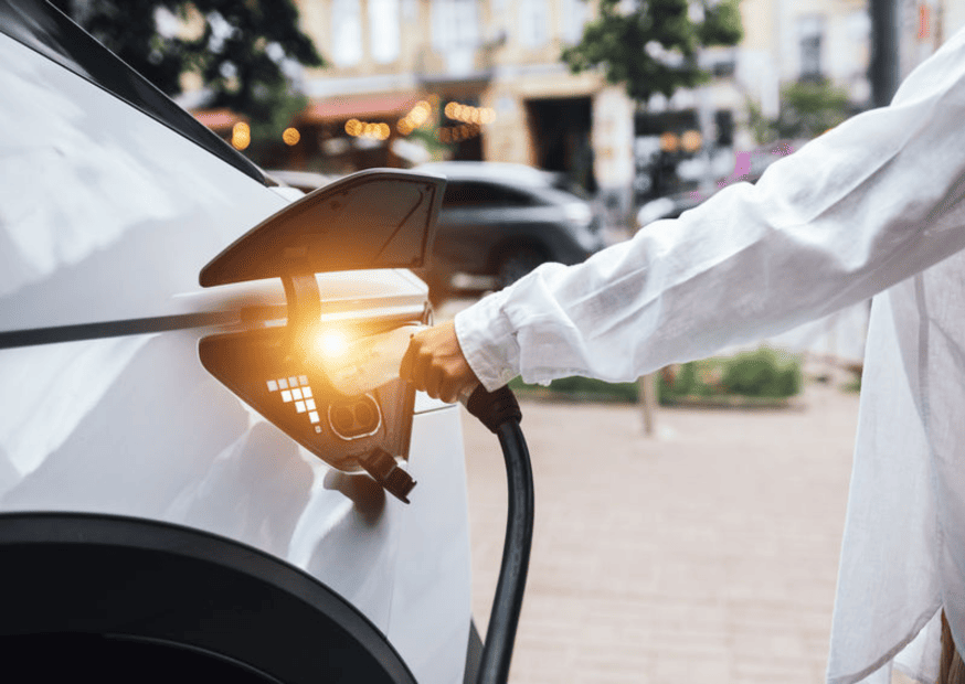 Une personne rechargeant sont véhicule électrique