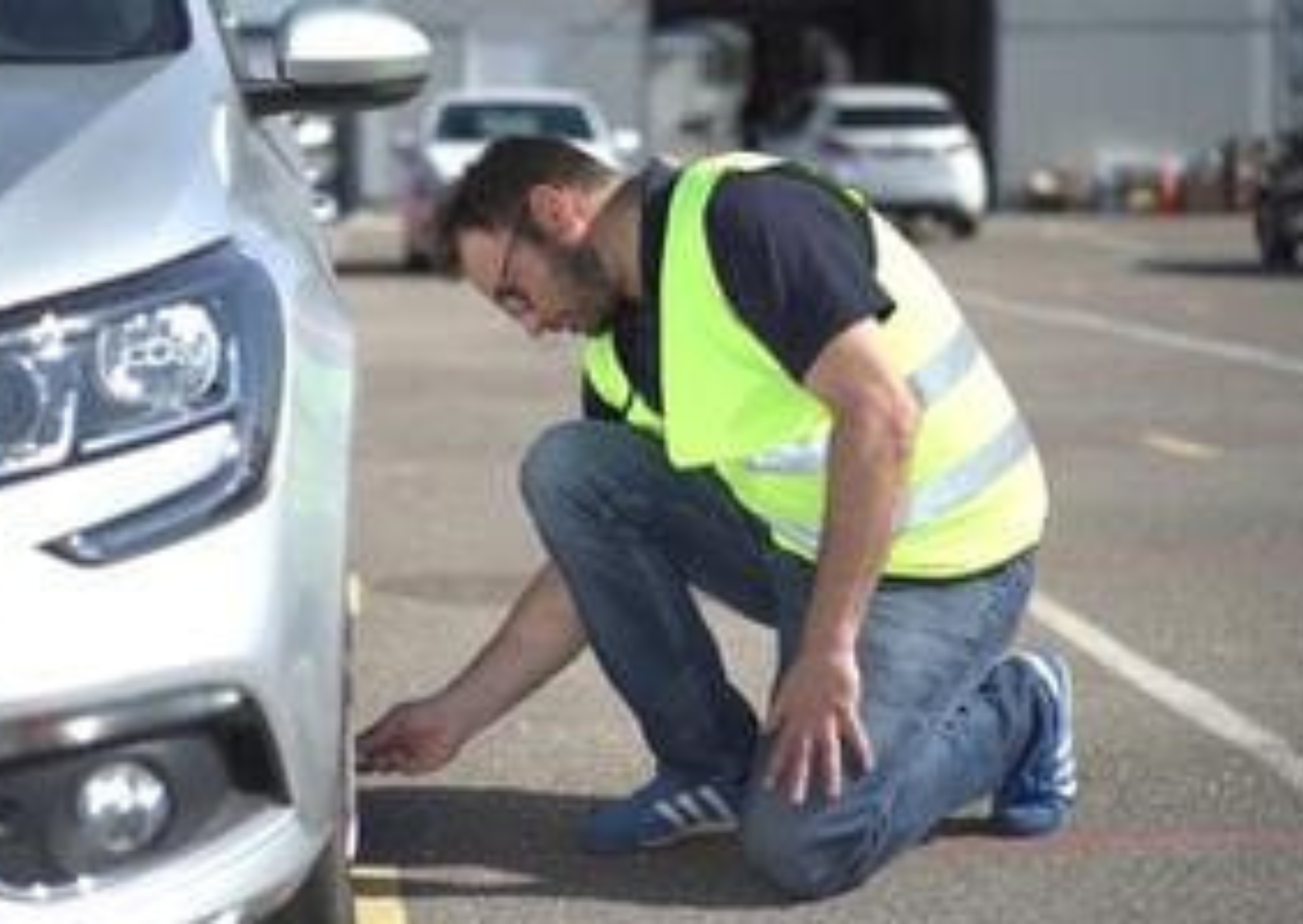 Personne réalisant une inspection de véhicule